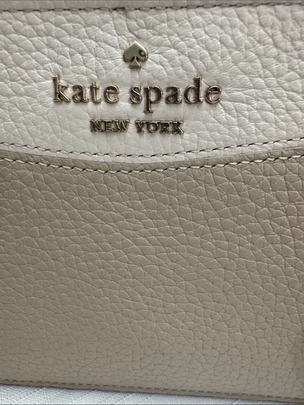 NWT Kate Spade two-tone beige pebble leather wristlet - Picture 4 of 5
